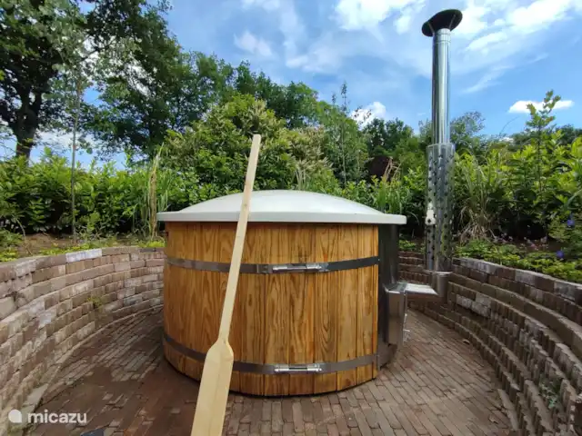 De hottub wordt door ons voorverwarmd met vers water. Dus bij aankomst... plons erin, glaasje erbij en de vakantie kan beginnen.